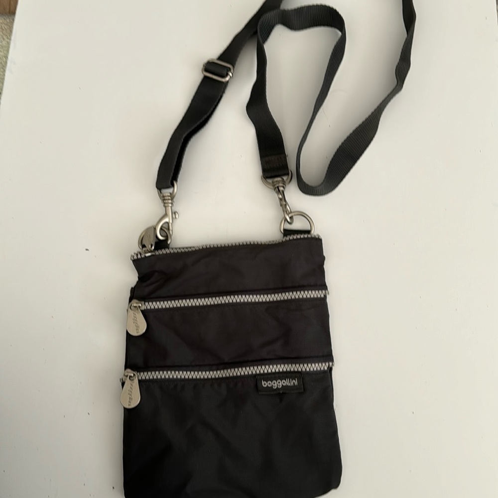 Gray small Baggallini Bag with hot pink inside.